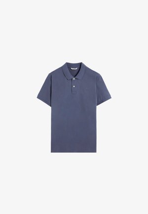 Polo bleu marine en coton, avec col classique, patte à deux boutons et manches courtes. Détail subtil de logo sur la poitrine.
