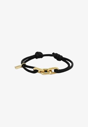 Schwarzes geflochtenes Bandarmband mit einem goldenen, gedrehten Kettenschloss und verstellbaren Knoten. Kleiner Charme mit Markenname angebracht.