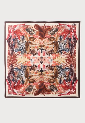 Foulard carré avec un motif symétrique comprenant des têtes de léopard, des girafes et des feuilles tropicales dans des tons marron, rouge et beige.