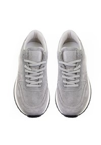 Graue Wildledersneaker mit perforiertem Design, flachen grauen Schnürsenkeln und weißer Gummisohle. Abgerundete Zehenpartie und gepolsterter Kragen für Komfort.