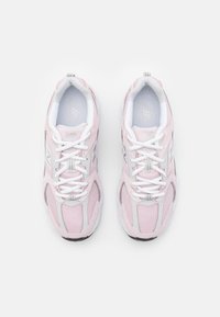 Ein Paar pinke und graue New Balance Laufschuhe mit weißen Schnürsenkeln, von oben auf einem weißen Hintergrund betrachtet.