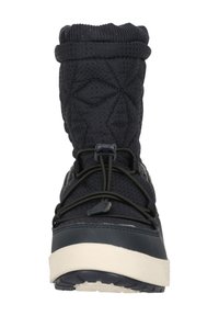 Mörk marinblå vinterkänga med en quiltad ovandel, elastisk krage, vattentätt lager och en vit gummisula; har justerbara snören och varumärke.