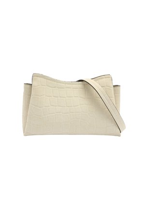 Kremowa torebka w wzór krokodyla, wykonana z teksturowanego materiału, o zaokrąglonym kształcie i regulowanym pasku.