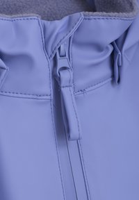 Lila jacka med en slät yta, dragkedja framtill och mjukt grått foder. För märkvärdiga detaljer finns samlad tyg vid kragen.