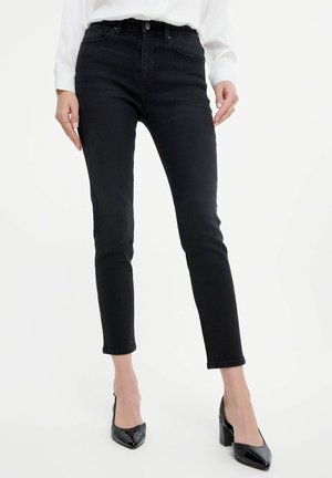 - Jeansy Slim Fit