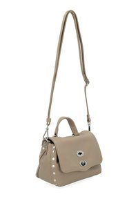 Borsa a tracolla in pelle beige con accessori in argento, chiusura a patta, manico superiore e tracolla regolabile. Presenta borchie decorative sui lati.