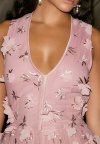 Next 3D FLORAL TEXTURED V-NECK  - REGULAR FIT - Festklänning - blush pink