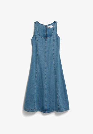 Mouwloze blauwe denimjurk met ronde halslijn, aangesloten lijfje, uitlopende rok en zichtbare naden die verticaal over de voorkant lopen.