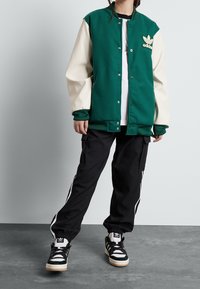 adidas Originals ADICOLOR CARGO - Cargobyxor - black