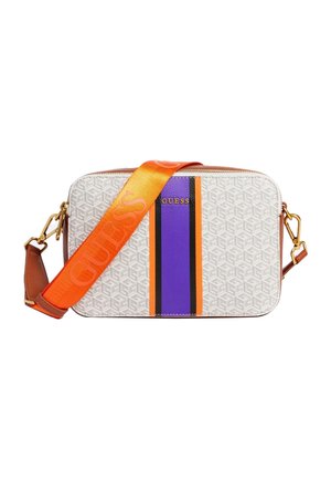 Rechteckige weiße Umhängetasche mit geprägtem Muster, lila und orangefarbenen vertikalen Streifen, goldenem "GUESS"-Logo und breitem orangem Riemen mit "GUESS"-Schriftzug.