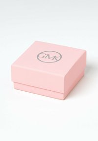 Boîte cadeau carrée rose à texture lisse, avec un logo circulaire argenté portant les lettres "GMK" sur le couvercle.