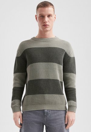 Pull en tricot avec des rayures horizontales vert foncé et gris clair, col rond et bords côtelés. Tissu doux et texturé.