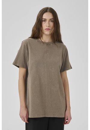 My Essential Wardrobe SEATTLE LOGO EMB TEE - T-Shirt basic - major brown washed