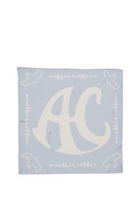 Eșarfă din bumbac de culoare albastră deschisă, cu un logo mare alb "AC" și ilustrații jucăușe cu păsări, însoțite de un text scris de mână care spune "un alt bumbac."