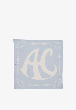 Bawełniany szalik w jasnoniebieskim kolorze z dużym białym logo "AC" oraz zabawnymi ilustracjami ptaków, z ręcznie napisanym tekstem "kolejna bawełna."