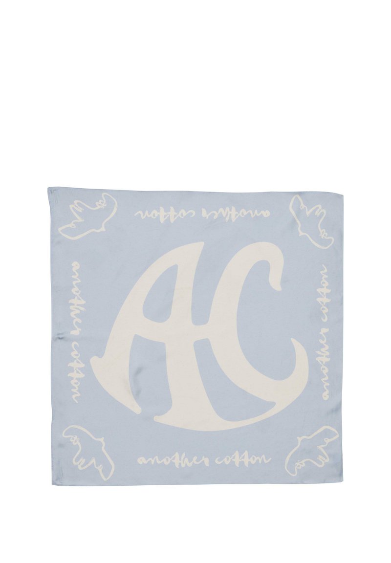 Eșarfă din bumbac de culoare albastră deschisă, cu un logo mare alb "AC" și ilustrații jucăușe cu păsări, însoțite de un text scris de mână care spune "un alt bumbac."