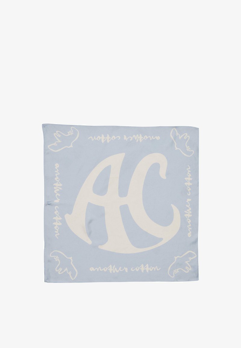 Lys blå bomulds tørklæde med stort hvidt "AC" logo og legende fugleillustrationer, samt håndskrevet tekst, der siger "endnu en bomuld."