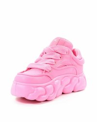 Różowe trampki z grubą podeszwą, wykonane z gładkiego materiału syntetycznego. Posiadają szerokie sznurówki, zaokrąglony czubek oraz teksturowane akcenty na podeszwie.