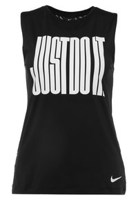 Černý atletický tílko bez rukávů s velkým bílým nápisem "JUST DO IT" na přední straně a malým bílým logem Nike vpravo dole.