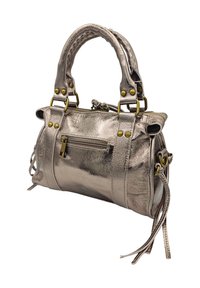 Sac à main en argent métallique avec des poignées tressées, des éléments en laiton, une poche zippée à l'avant et des glands sur les côtés. Présente un design structuré et une texture lisse.