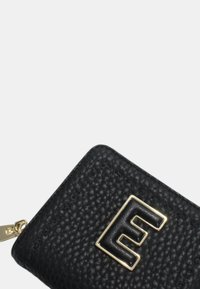 Portafoglio in pelle nera con finitura testurizzata, caratterizzato da una lettera "E" in metallo dorato sul fronte e un tirazip in metallo.
