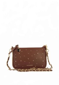 Barna bőrből készült keresztpántos táska arany szegecsekkel, lánc pánttal és Gioseppo logóval. Téglalap alakú, texturált részletekkel a szélek mentén.