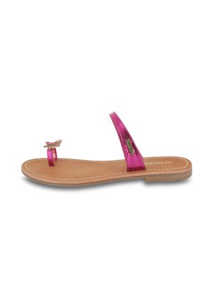 Sandal in metallo rosa a pianta piatta con un post per le dita, che presenta un accento decorativo e una soletta color pomice. Design semplice delle cinghie con dettagli di cucitura.