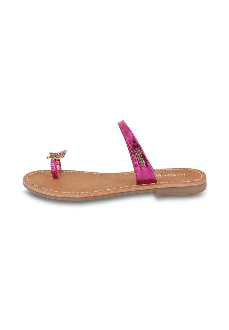 Sandal in metallo rosa a pianta piatta con un post per le dita, che presenta un accento decorativo e una soletta color pomice. Design semplice delle cinghie con dettagli di cucitura.