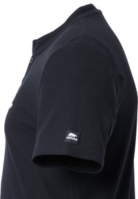 Czarna koszulka polo z zapięciem na guziki przy kołnierzyku, prążkowaną fakturą i małą metką z logo na rekawie. Klasyczny krój z krótkimi rękawami.