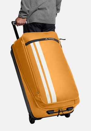 Borsa da viaggio arancione con ruote, strisce bianche, tessuto resistente, compartimento con zip e manico retrattile. Ruote nere per la mobilità.