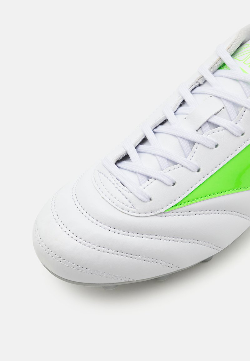 Botín de fútbol blanco con un acabado de cuero suave, que presenta un acento verde vibrante, costuras texturizadas y un diseño clásico de cordones.