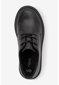 Chaussure en cuir noir avec des lacets, bout rond, dessus texturé et semelle intérieure rembourrée. Comprend une semelle en caoutchouc et un branding subtil à l'intérieur.