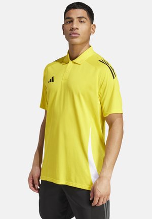 Geel polo shirt met kraag, korte mouwen, zwarte accenten en drie zwarte strepen op de schouders. Glad, lichtgewicht stof.