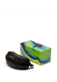 Juoda kieta akinukų nuo saulės dėžutė su užtrauktuku ir raktų žiedu, šalia spalvingos dėžutės su žalia, mėlyna ir juoda abstrakčia iliustracija.