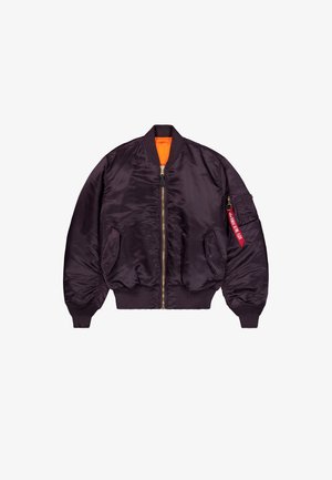 Bomberjack gemaakt van glanzende, donkerpaarse stof; beschikt over een gouden rits, oranje voering, geribde manchetten en een zijzak met een rode label.