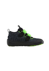 Zwarte en groene sneaker met een gestructureerde bovenkant, voorzien van twee klittenbandsluitingen en een rubberen zool met groene accenten. Inclusief een treklipje.