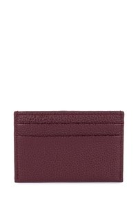 Il portafoglio in pelle bordeaux presenta una finitura testurizzata, più scomparti per carte e una forma rettangolare strutturata. Non sono visibili dettagli in metallo.