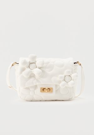 Bolso blanco acolchado con costuras florales y dos decoraciones en forma de flor en relieve, con un cierre giratorio rectangular de tono dorado.