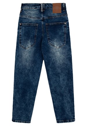 Mørkeblå falmede denimjeans vist bagfra med to lommer og en brun lædermærkat på linningen.