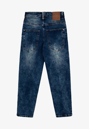Mørkeblå falmede denimjeans vist bagfra med to lommer og en brun lædermærkat på linningen.