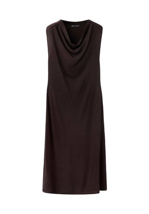 Robe marron foncé sans manches avec un col bénitier drapé et une coupe droite longueur genou.