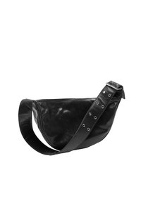 Czarna skórzana nerka o zakrzywionym kształcie, z zamkiem błyskawicznym i szerokim regulowanym paskiem z dekoracyjnymi nitami. Gładka faktura.