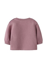 Sudadera de algodón de color rosa claro con cuello redondo, mangas abullonadas y un diseño sencillo. Cuenta con botones a presión en los hombros para facilitar el vestirse.