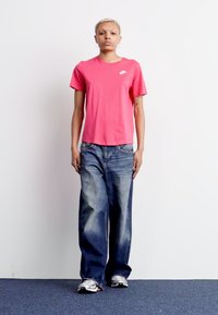 Nike Sportswear CLUB TEE - Paprasti marškinėliai - aster pink/white