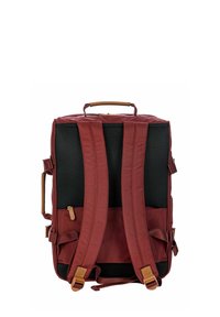 Zaino maroon con pannelli in rete nera, spallacci regolabili imbottiti, maniglia superiore e tasca con zip. Tessuto resistente con accessori in evidenza.