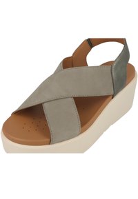 Šedé suede sandály s křížovými popruhy, hnědou stélkou, béžovou klínovou podrážkou a elastickým zadním dílem pro flexibilitu. Perforovaný povrch pro prodyšnost.