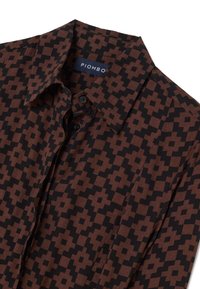 Braun und schwarz gemusterte Hemd mit Kragen, das geometrische Designs, eine Knopfleiste und einen strukturierten Stoff aufweist. Markenlabel: PIOMBO.
