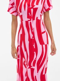 Punane ja roosa kleit lühikeste varrukatega, julgete abstraktsete triipudega, nuppudega ees ja kutsega vööümber. Sile kangastekstuuri.