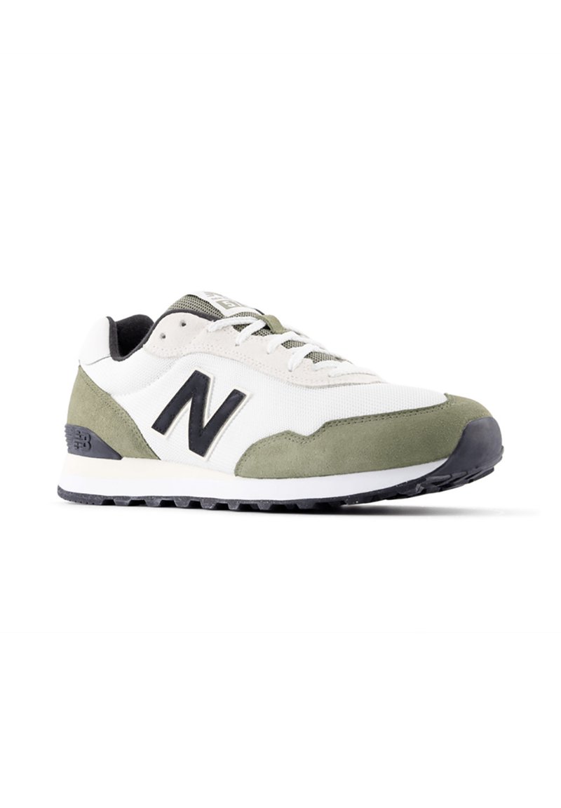 Scarpa sportiva con tomaia in tessuto bianco, dettagli in camoscio verde, logo nero e suola in gomma. Dotata di chiusura con lacci e colletto imbottito.