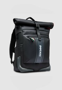 Zaino nero con chiusura a rotolo in materiale impermeabile. Presenta dettagli grigi, tasca con cerniera e logo del marchio. Spallacci imbottiti per il comfort.